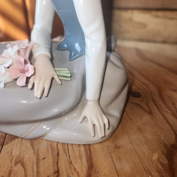 LLADRO "NOSTALGIA" #5071 YOUNG GIRL WITH FLOWERS - Picture 6 of 12